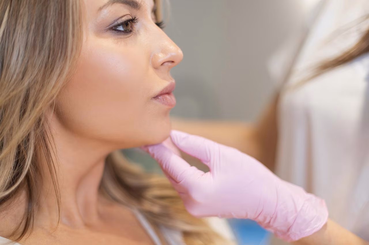 O impacto do queixo no equil&iacute;brio facial e como o preenchimento pode ajudar